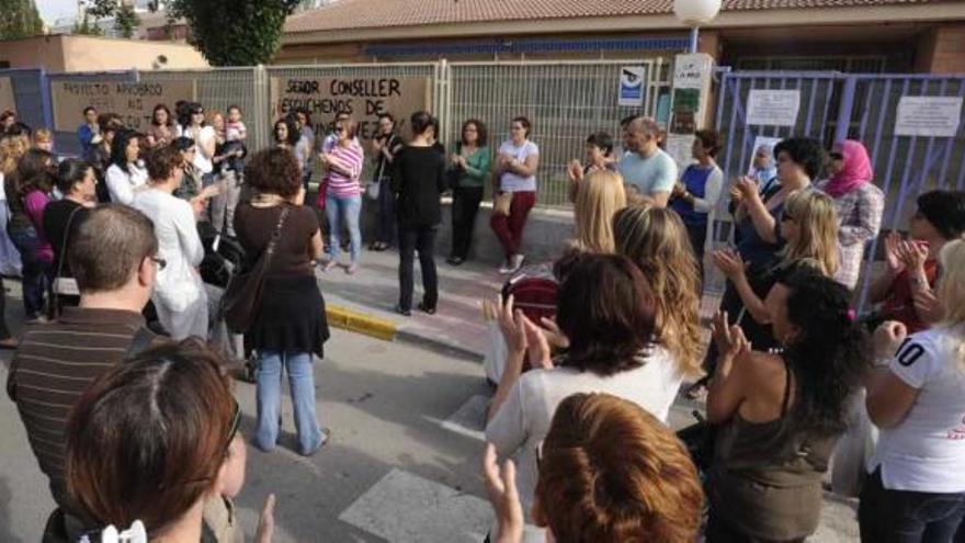 Imagen de la protesta de los padres de alumnos del Colegio de Infantil La Paz.