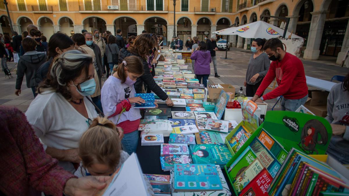 Sant Jordi arranca en Palma animado y con buen ritmo de ventas