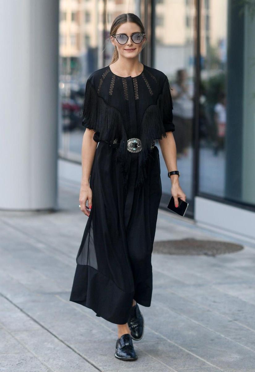 Olivia Palermo con un look 'total black' por las calles de Milán