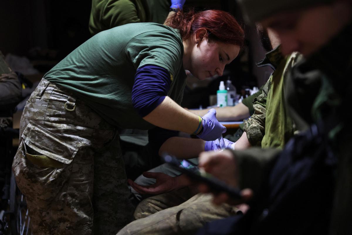 Los médicos de la unidad del Primer Hospital Móvil de Voluntarios tratan a los soldados transportados desde el frente, mientras continúa el ataque de Rusia contra Ucrania, en la región de Dombás de Ucrania.