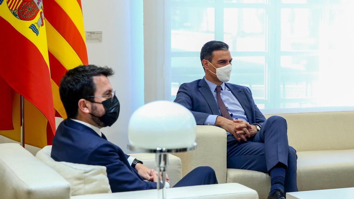 El presidente del Gobierno, Pedro Sánchez, junto al presidente del la Generalitat, Pere Aragonès.