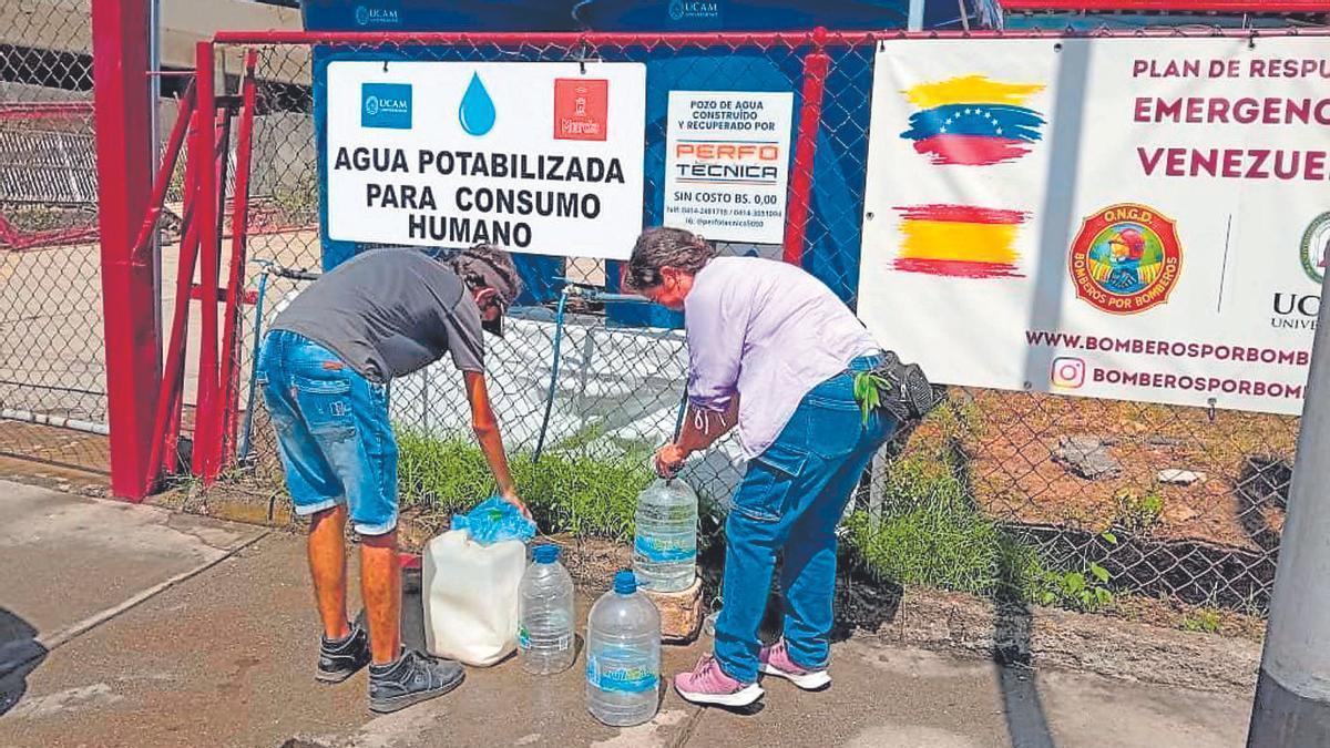 Venezolanos llenan botellas con el agua de la planta potabilizadora.