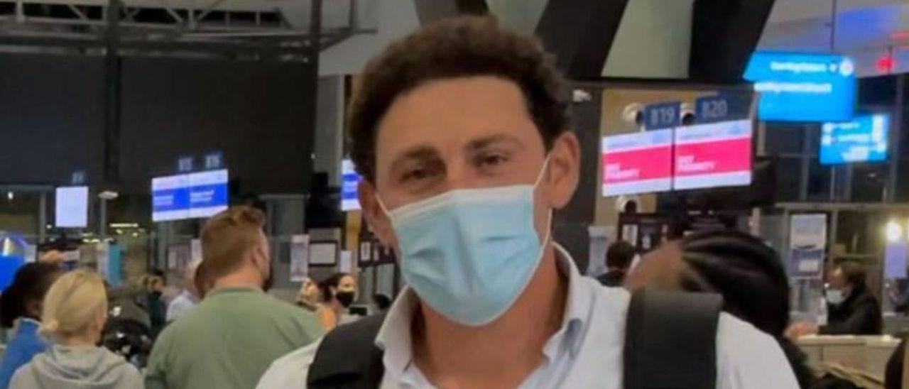 Alfredo García Heredia, ayer, en el aeropuerto de Johannesburgo.