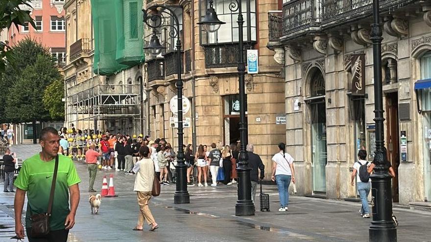 Largas colas en el primer día de apertura del Starbucks de Gijón