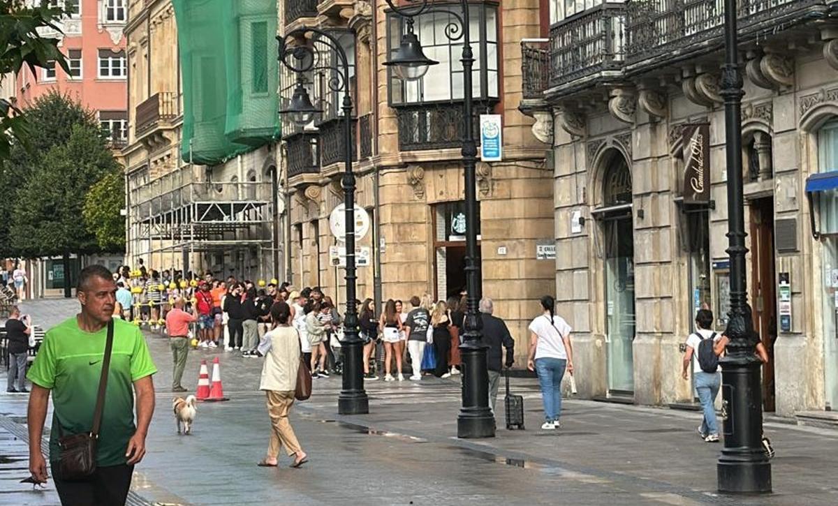 Colas en el Starbucks.