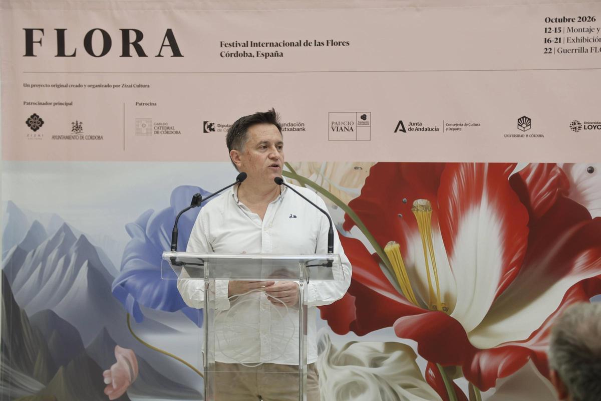 Juan Ceña, con la imagen del cartel anunciador de Flora detrás.