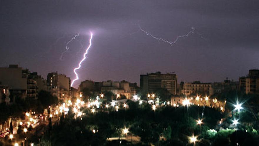 Un momento de la tormenta, anoche en Palma