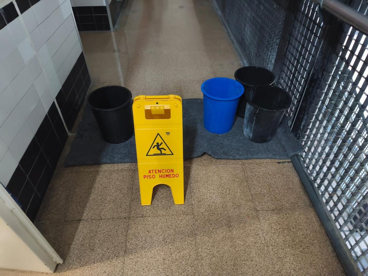 Estado del IES Conselleria con goteras cuando llueve