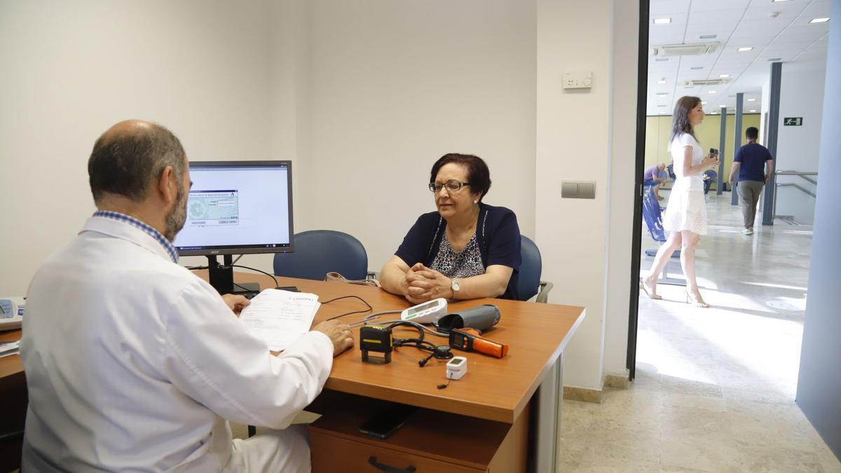 Un médico de familia atiende a una paciente.