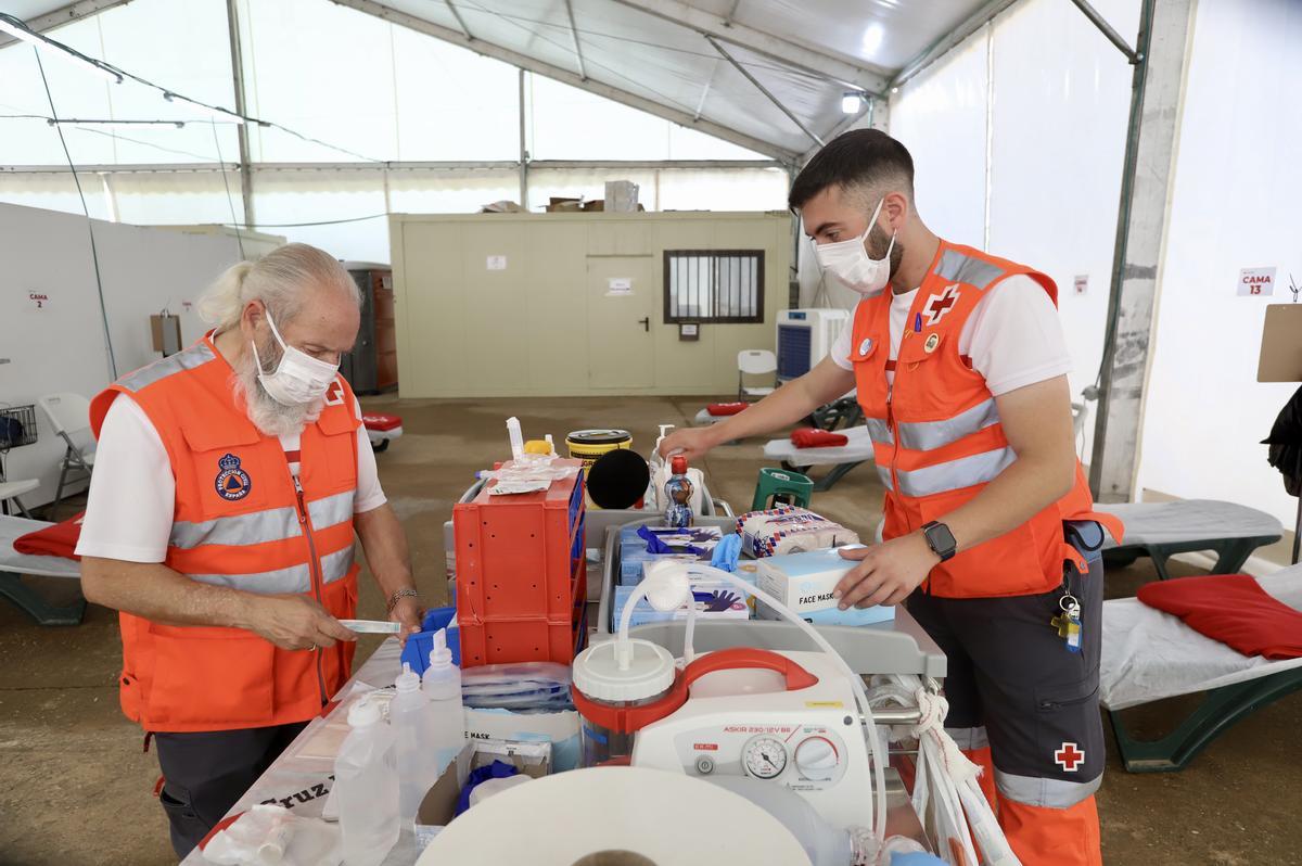Feria Nuestra Señora de la Salud, caseta Cruz Roja. Voluntarios preparan el material sanitario