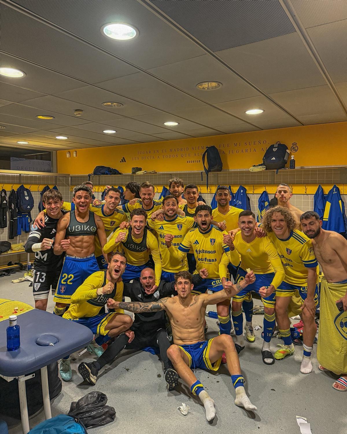 La plantilla del Orihuela celebra la victoria en Valdebebas.