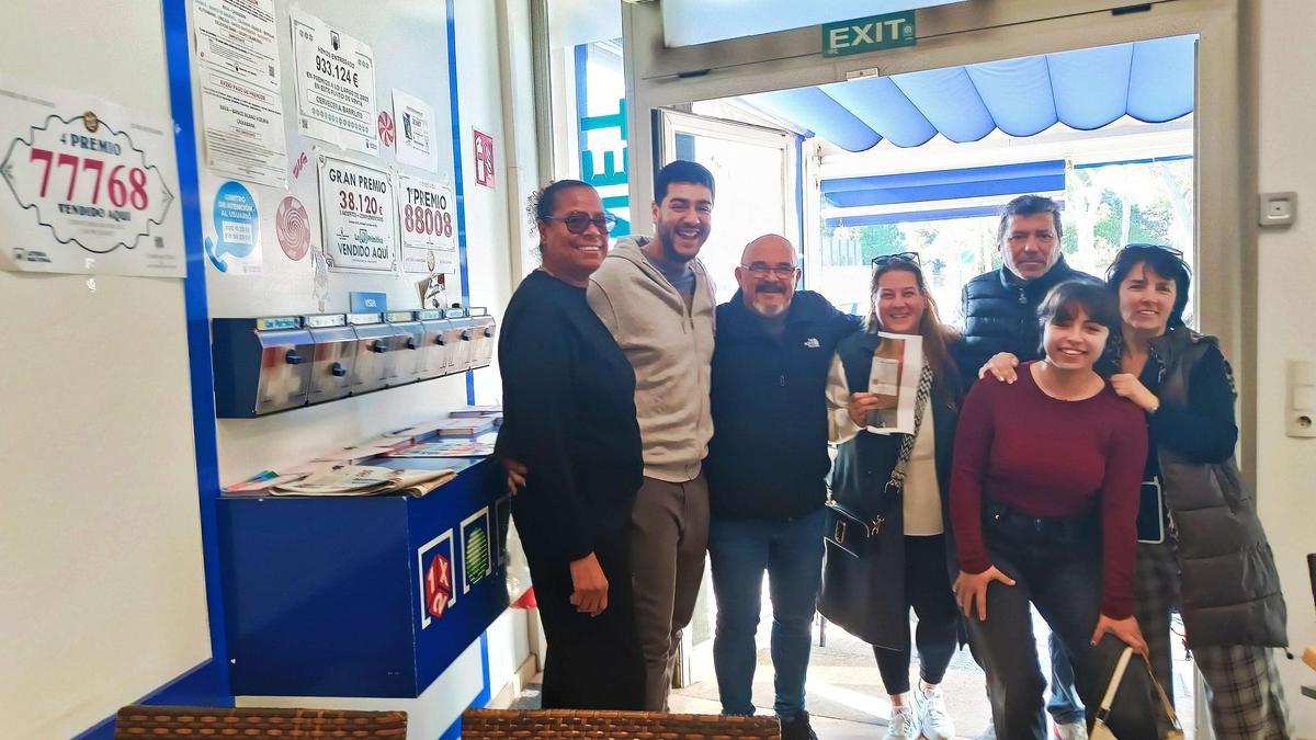 La alegría en el local de Can Picafort donde se han vendido dos décimos.