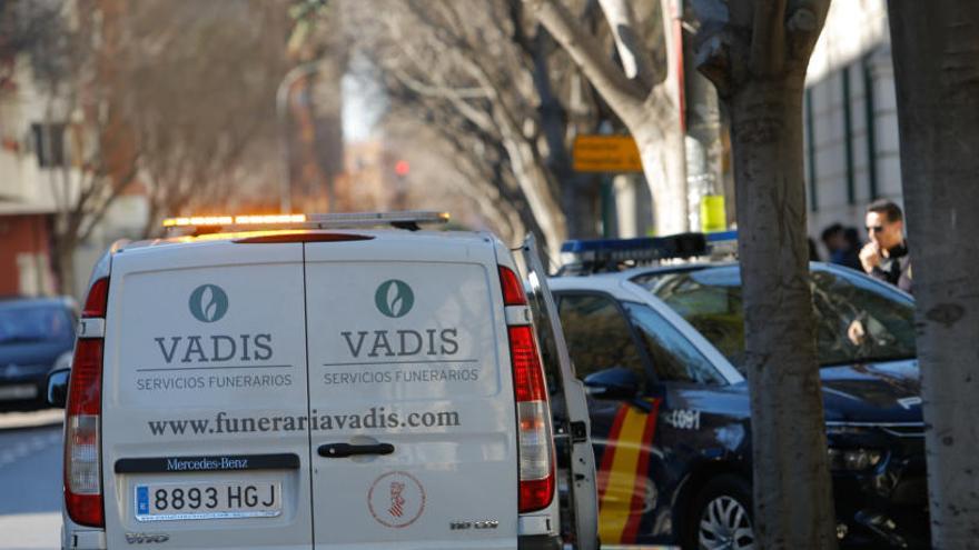 El furgón de los servicios fúnebres y el vehículo policial, ayer junto a la puerta del General.