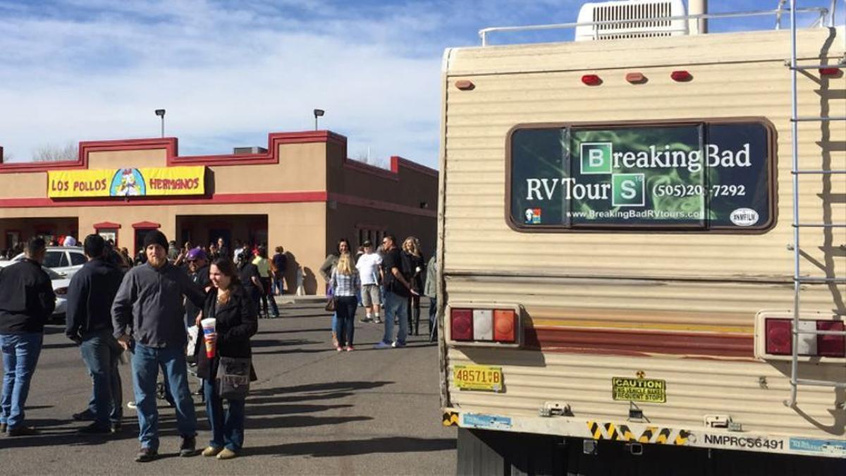 Una caravana como la de Heisenberg deja a los visitantes de Albuquerque junto al famoso restaurante Los Pollos Hermanos.