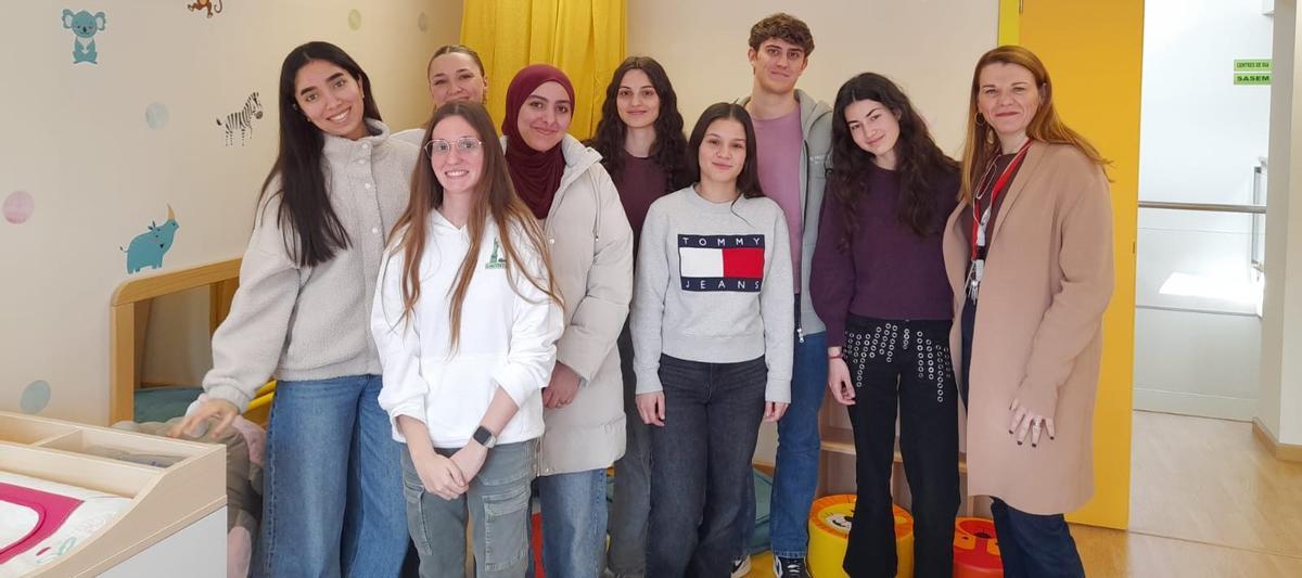 El equipo de ADI Burjassot con el alumnado de la UV.