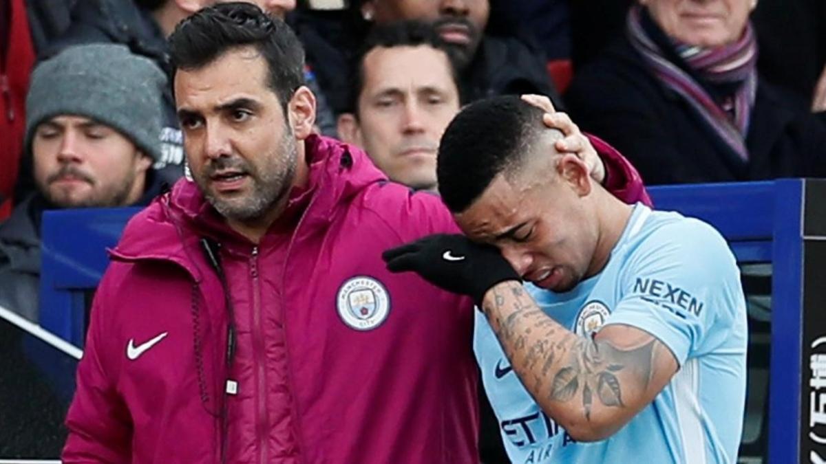 Gabriel Jesus se retira lloroso tras caer lesionado en el partido ante el Crystal Palace.