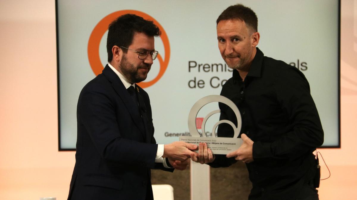 Manel Alías rebent el Premi Nacional de Periodisme de mans del president Pere Aragonès