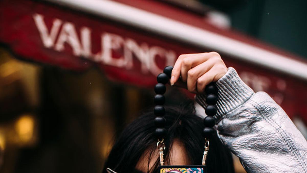 Fundas con cadena para llevar el móvil al cuello, en el 'street style' de Londres