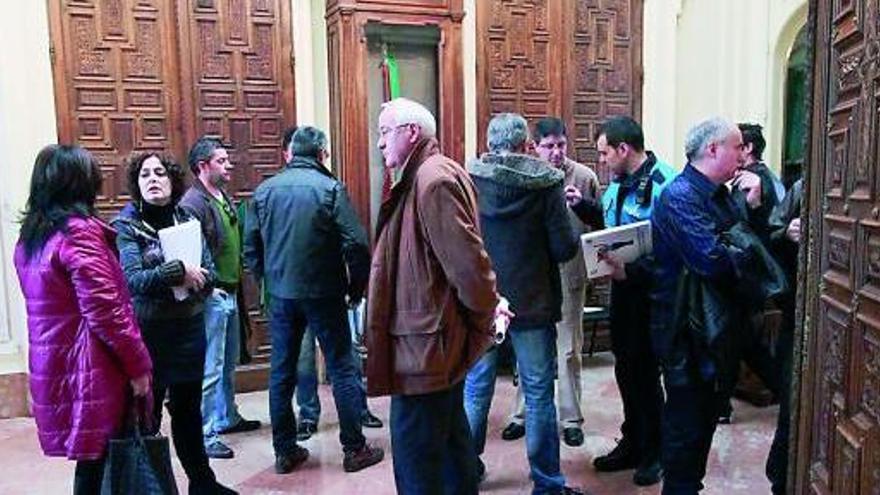 La junta de personal espera en el hall municipal minutos antes de iniciar la reunión con el concejal Jesús Alonso.