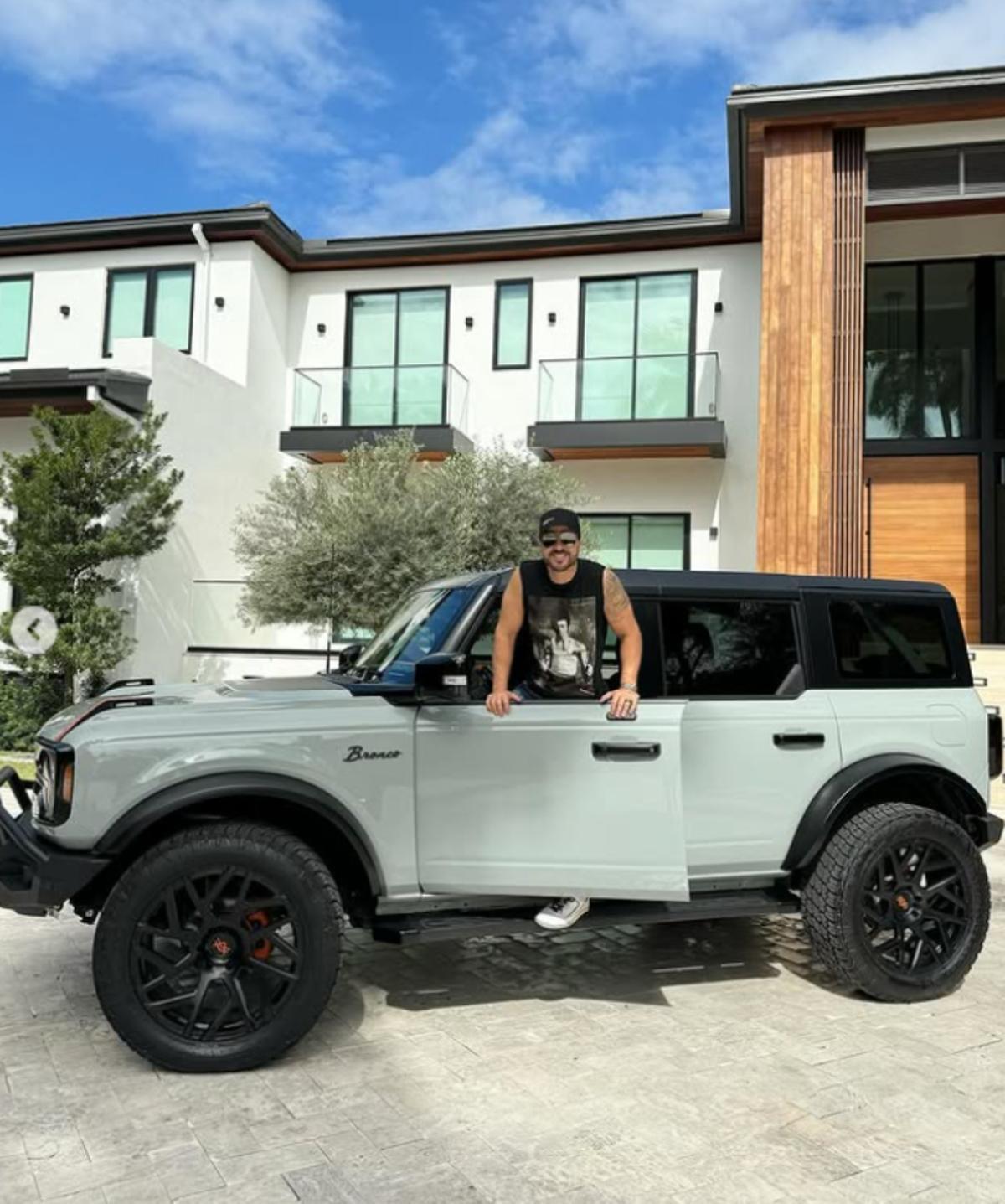 La fachada mediterránea de la casa en la que vive Luis Fonsi