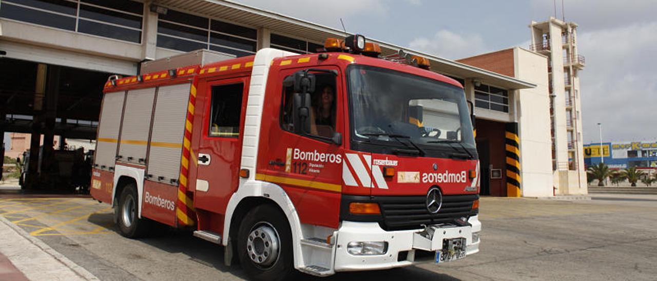 Así ha sido la actuación de los bomberos para sofocar un incendio en un taller de aluminio en Elche