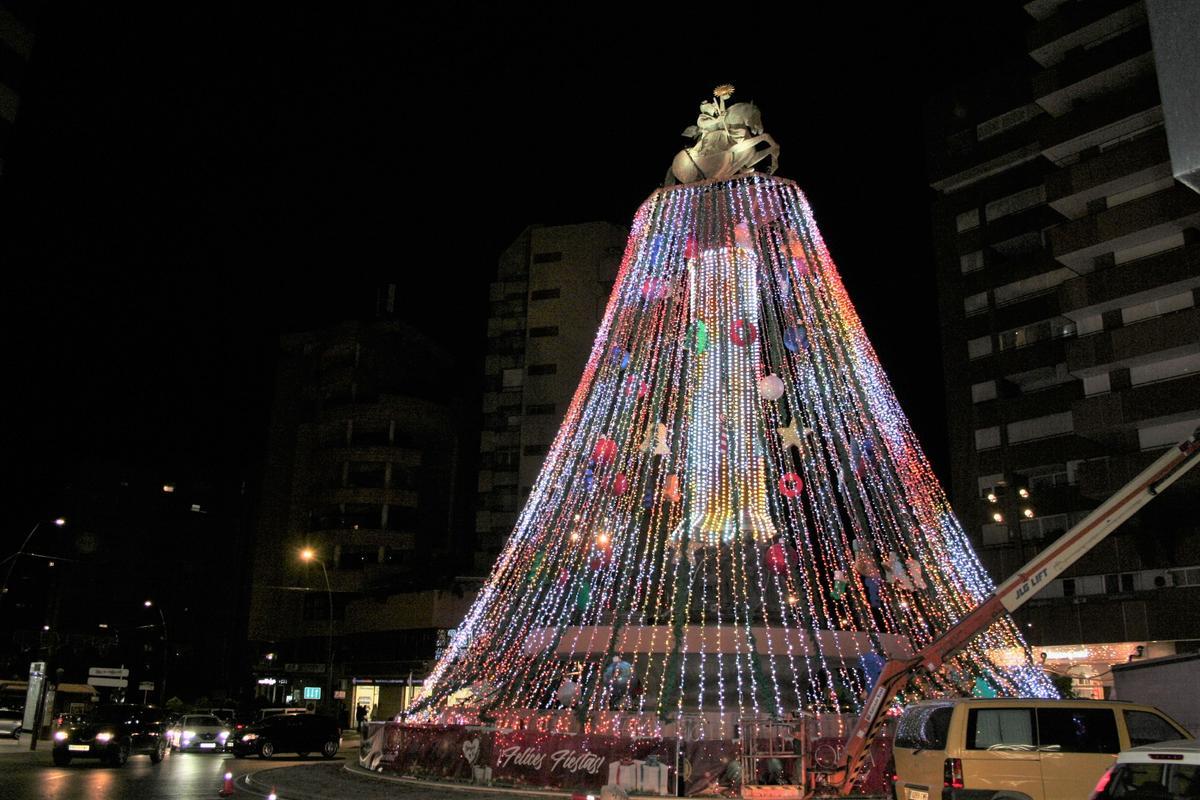 Últimas pruebas, anoche, en la Plaza del Óvalo antes del encendido oficial que se llevará a cabo esta tarde.