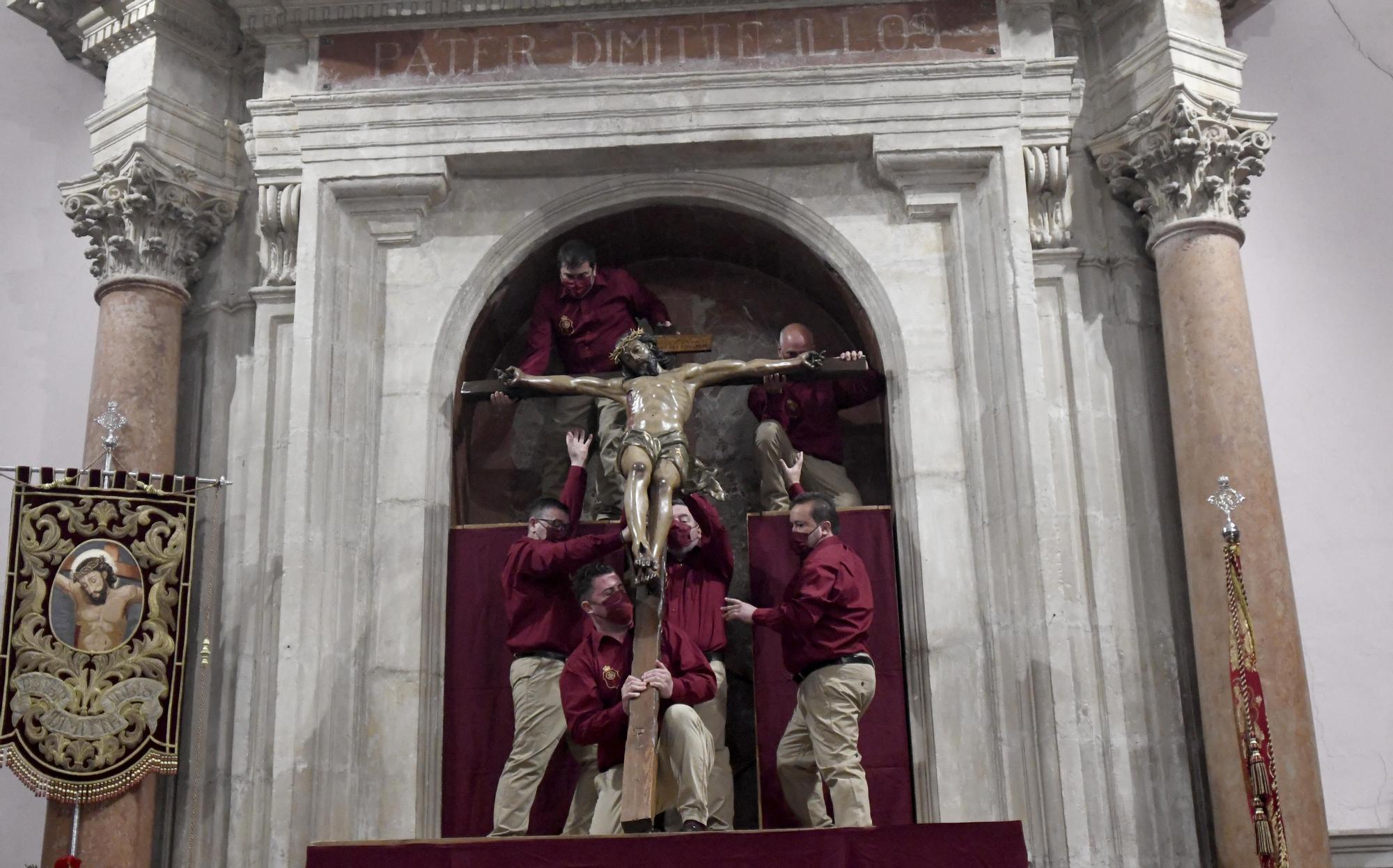 Descendimiento y besapiés del Cristo del Perdón en Murcia