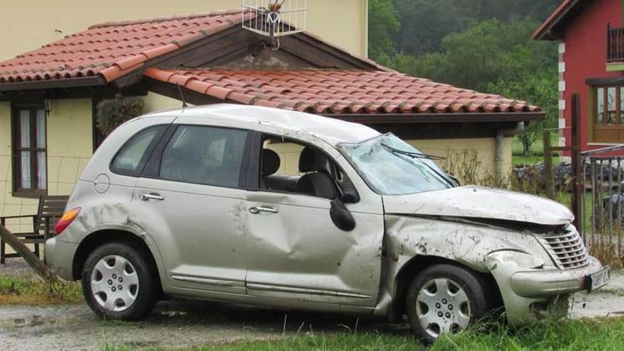 Herido leve el conductor de un coche que volcó en Vidiago (Llanes)