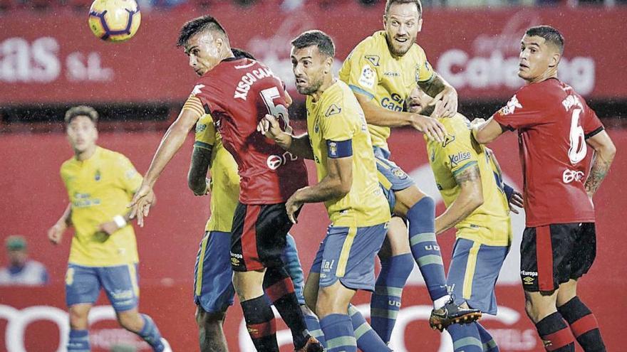 Xisco Campos y Pedraza pugnan por el balón con los delanteros del Las Palmas.