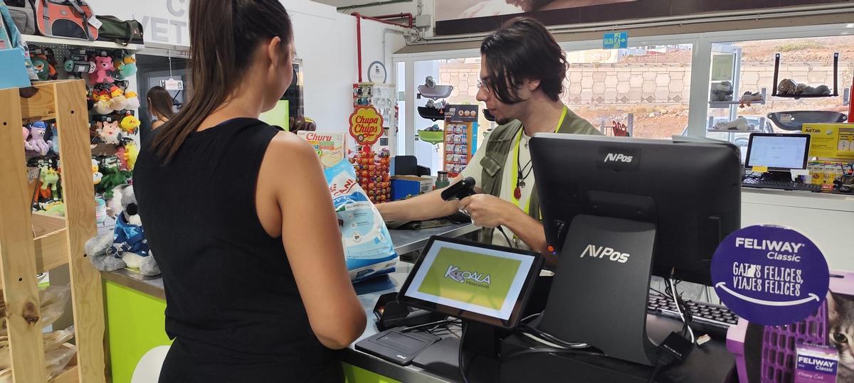Jonathan López durante su jonada laboral en Koala