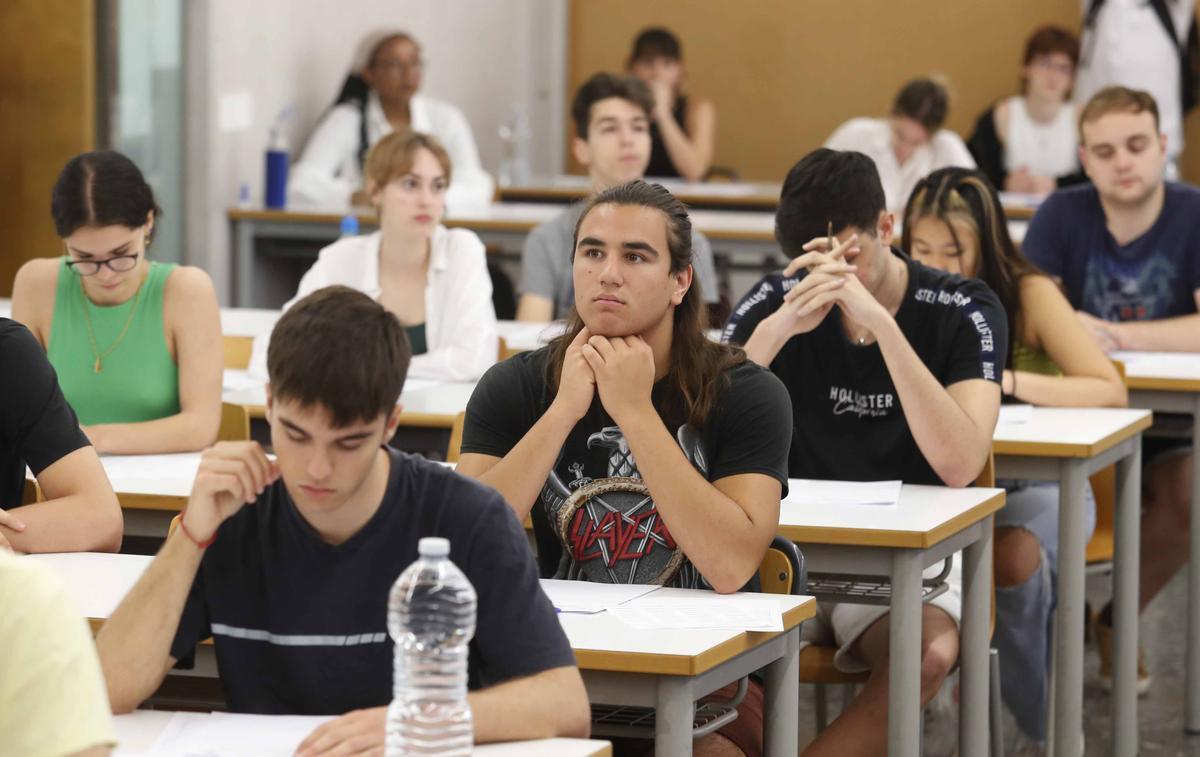 Valencia . Campus de Vera . Selectividad .UPV Universitat Politecnica de Valencia . Escuels Tecnica Superior de Arquitectura ETSA . Inicio de las pruebas de selectividad con la presencia de la vicerrectora de Estudiantes y Emprendimiento Esther Gomez