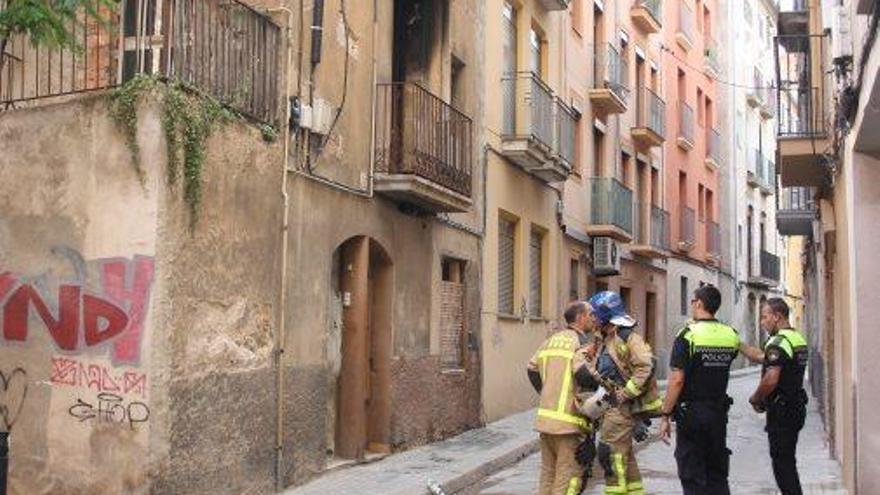 Exterior del bloc de pisos poc després d&#039;apagar el foc