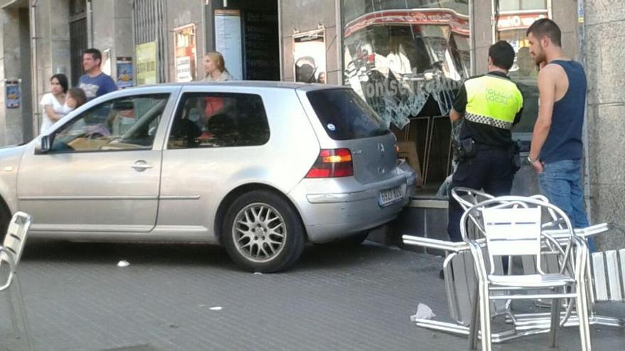 Un cotxe s&#039;encasta en un aparador, a Manresa