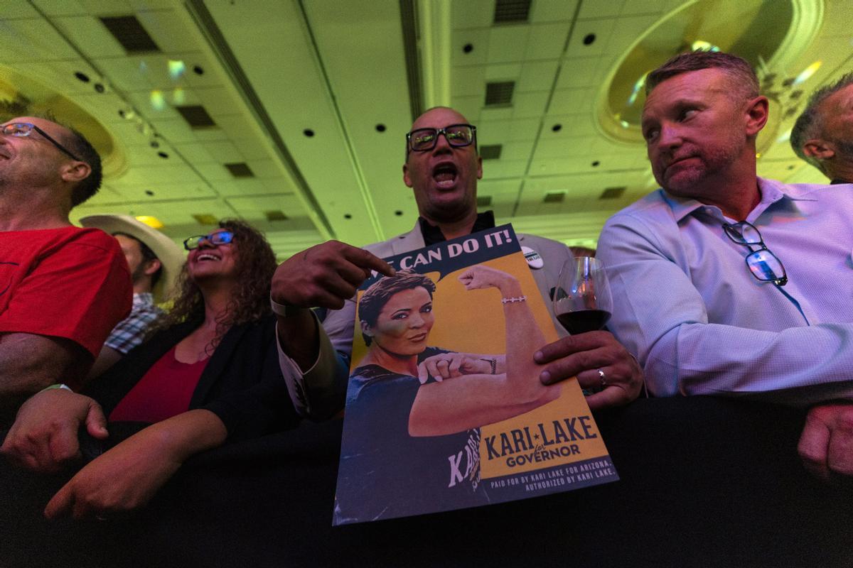 Scottsdale (United States), 09/11/2022.- A Republican supporter holds a poster representing candidate for governor of Arizona Kari Lake during the Republican election party at Scottsdale Resort at McCormick Ranch, in Scottsdale, Arizona, USA, 09 November 2022. The US midterm elections are held every four years at the midpoint of each presidential term and this year include elections for all 435 seats in the House of Representatives, 35 of the 100 seats in the Senate and 36 of the 50 state governors as well as numerous other local seats and ballot issues. (Elecciones, Estados Unidos) EFE/EPA/ETIENNE LAURENT