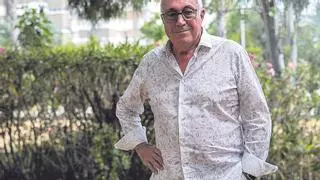 Antonio Ruiz, líder de los vecinos del Paseo Marítimo: «Hay que quitar los minimarkets y kebabs»