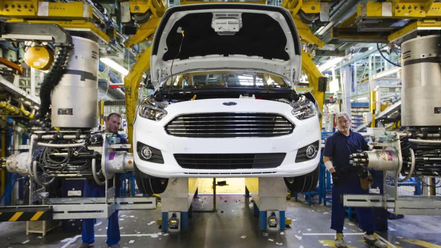 Trabajadores en la cadena de montaje de Ford Almussafes.