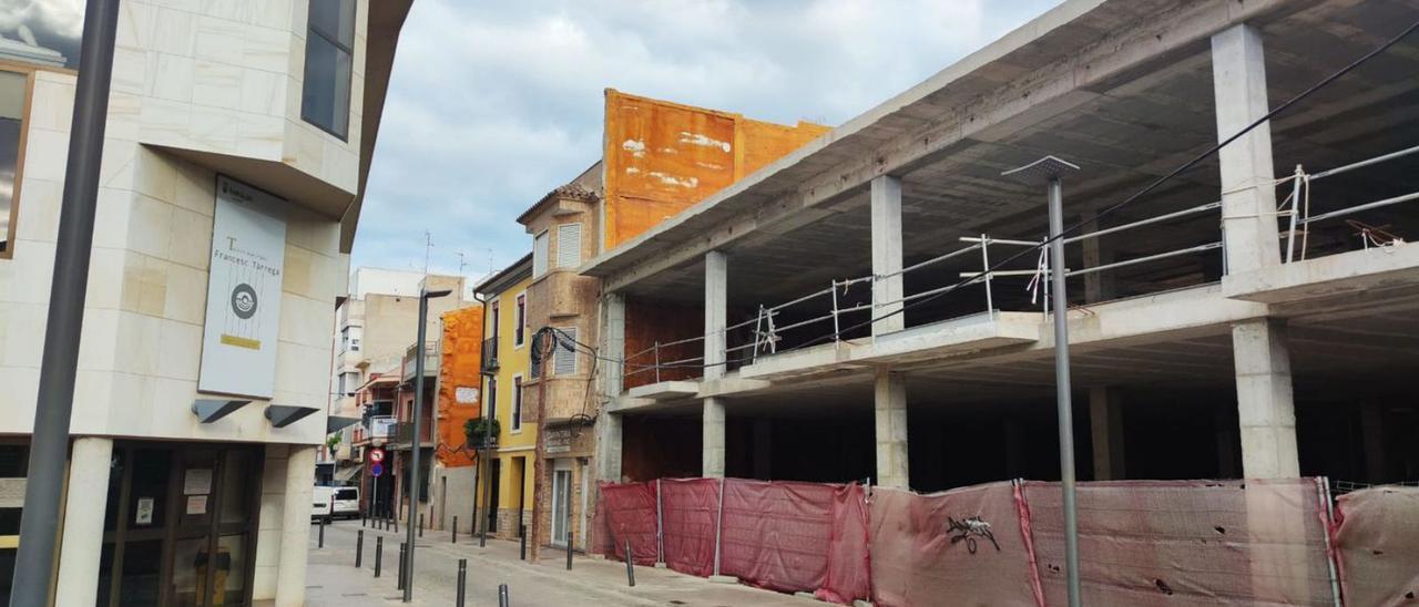 Es un solar situado en la calle Bayer, frente al Teatro Municipal, que albergó antiguamente el Hotel Benicasim. | R. D. B.