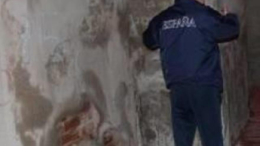 Arreglan la bajante del edificio de Santa Isabel con riesgo de colapso