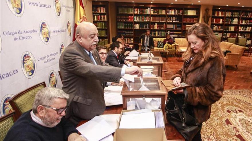 Juan José Flores Gómez, elegido nuevo decano de los abogados cacereños - El Periódico Extremadura Juan José Flores Gómez, elegido nuevo decano de los abogados cacereños - El Periódico Extremadura