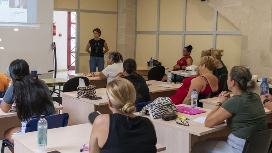 Un curso certifica  a 22 camareras de piso con formación de gobernanta