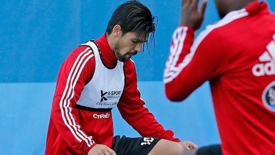 Nolito, junto a Pape Cheikh, ayer en A Madroa. // Marta G.Brea