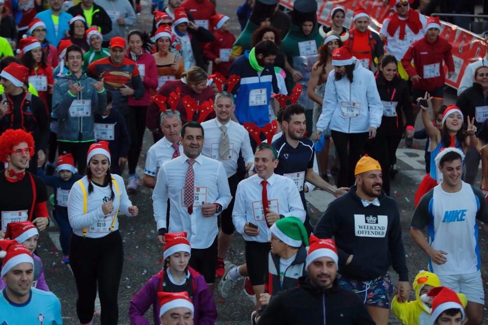 Más de 4.000 corredores tomaron la salida de la carrera más irreverente del año en la Praza de Compostela.