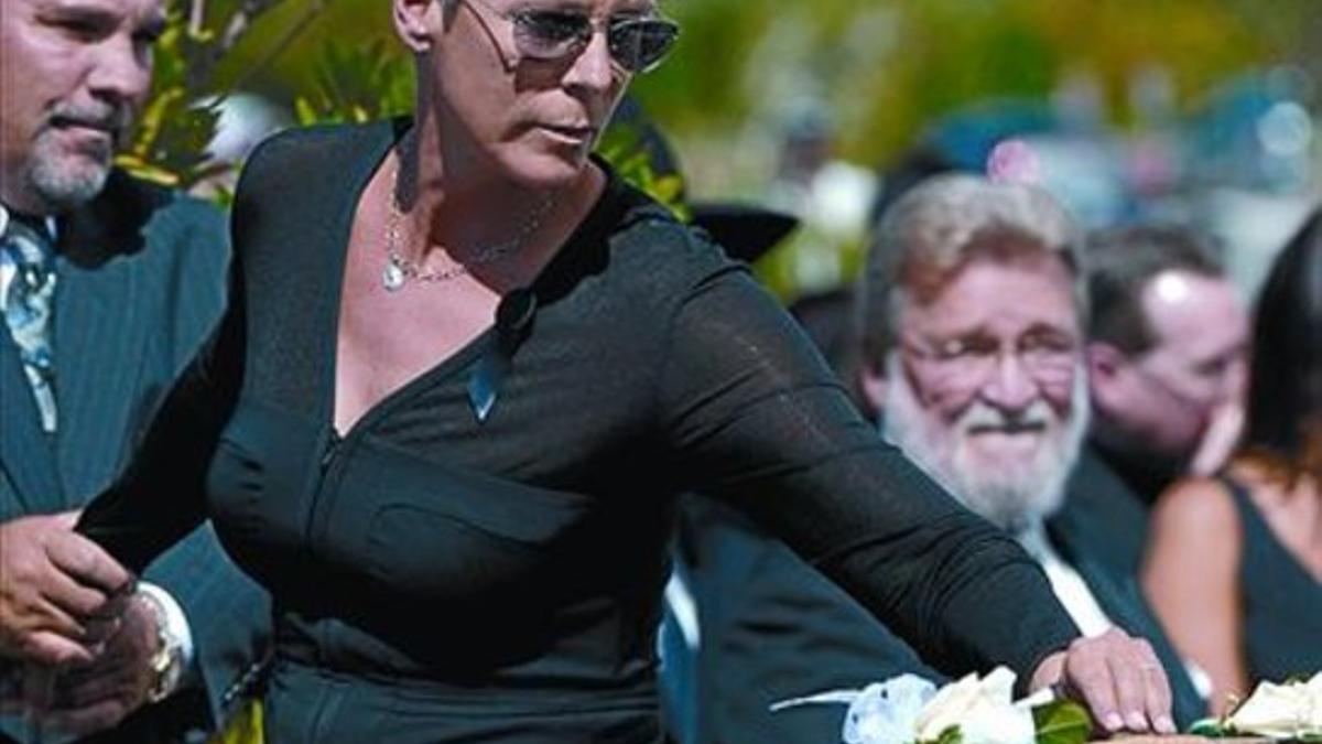 Schwarzenegger  y Kirk Douglas asisten al funeral de Tony Curtis_MEDIA_1