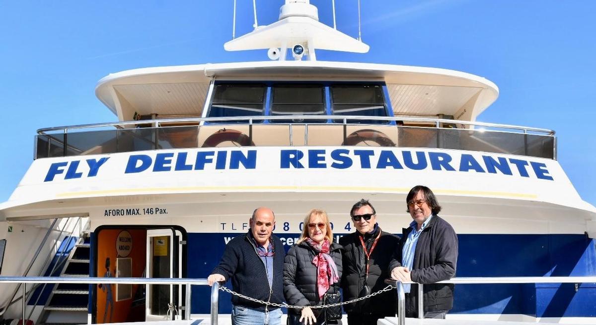 Gonzalo Naveiro, patrón del «Fly Delfín», Josefina Inés Lizzano, el presidente del Centro Galicia de Buenos Aires, José María Vila Alén, y Chesqui.