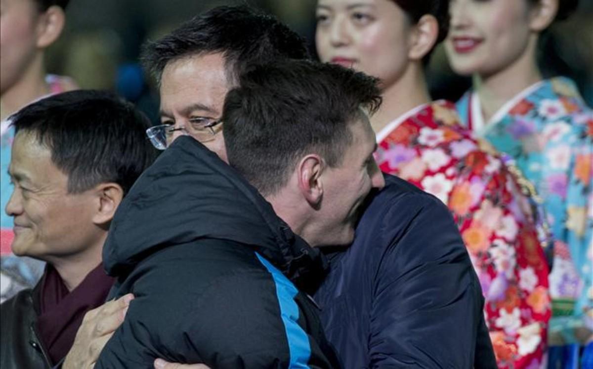 Messi y Bartomeu se abrazan después de la conquista de un título