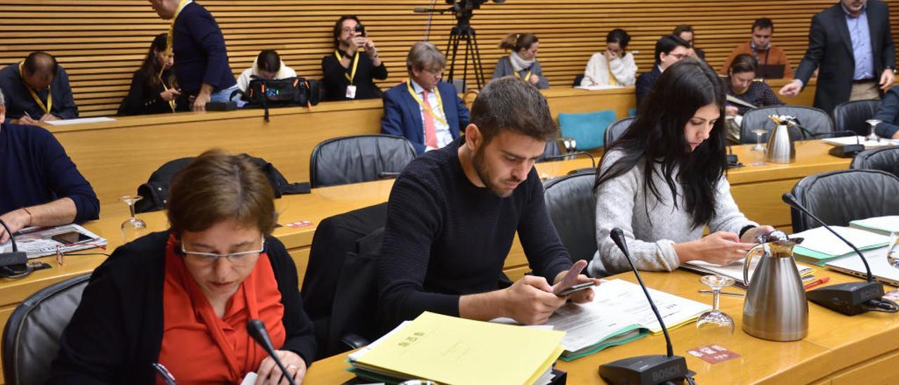 Sabina Escrig (PSPV), Fran Ferri (Compromís) y Naiara Davó (Unidas Podemos) ayer en las Cortes.