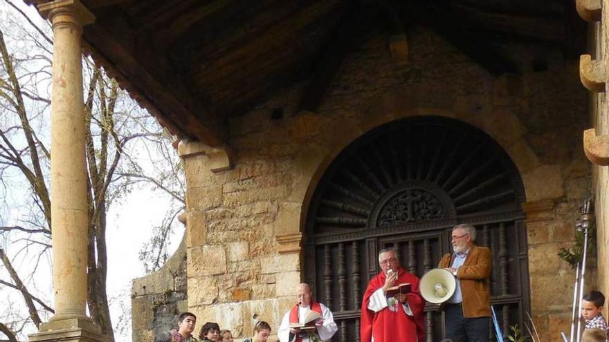 La bendición de los ramos, el año pasado, en la capilla de Santa Cruz, en Cangas de Onís.