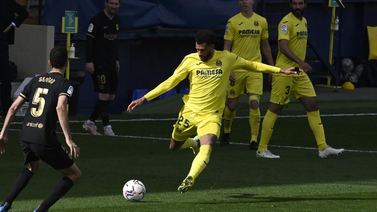 Étiene Capoue (25) despejando un balón en su primer partido contra el FC Barcelona.