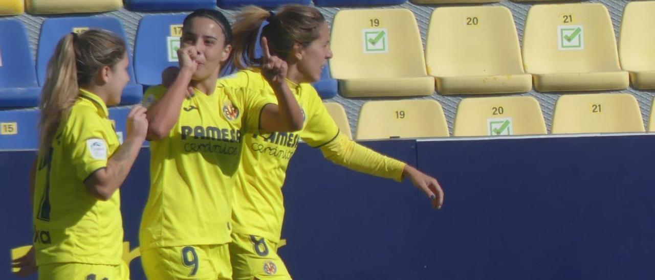 Sheila Guijarro celebra el gol de la victoria con sus compañeras.