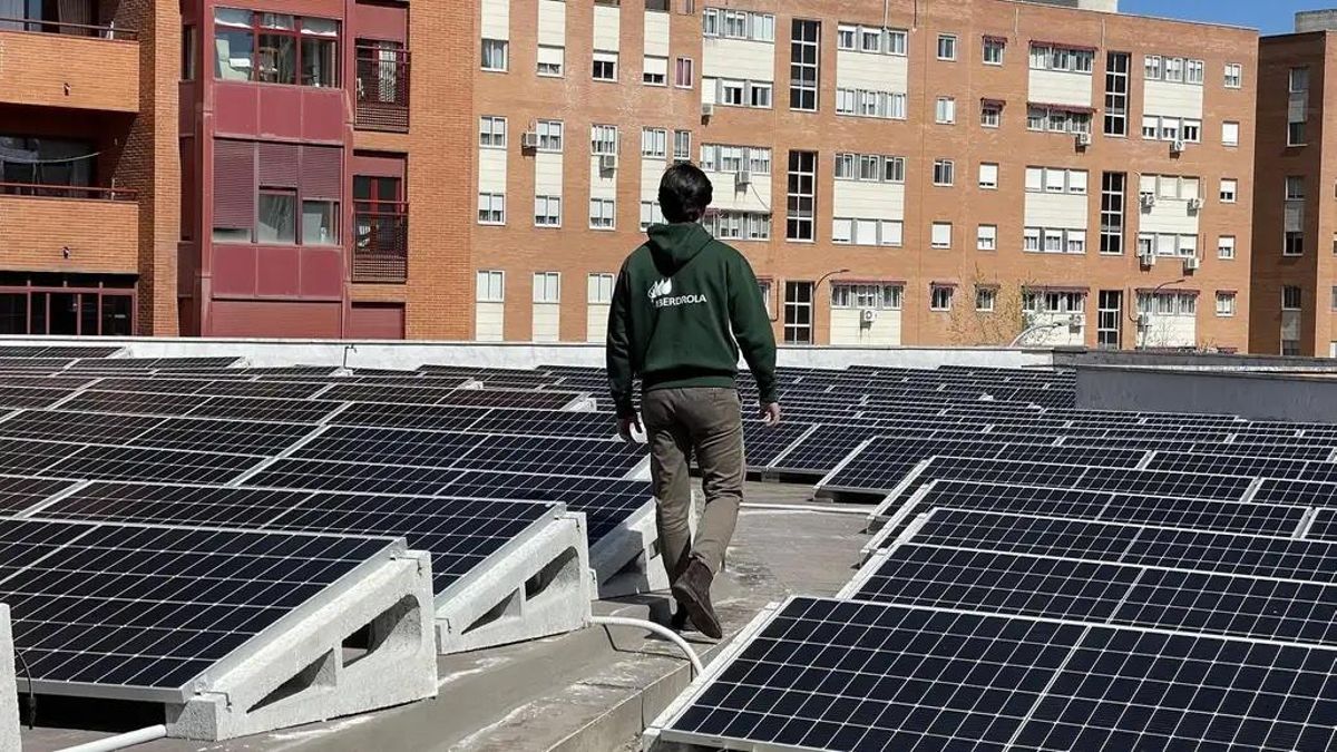 Un operario de Iberdrola revisa una instalación de autoconsumo eléctrico.